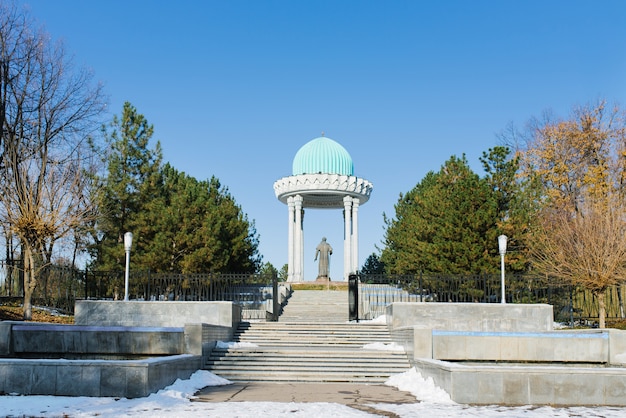 Monument à Alisher Navoi dans le parc Alisher Navoi à Tachkent