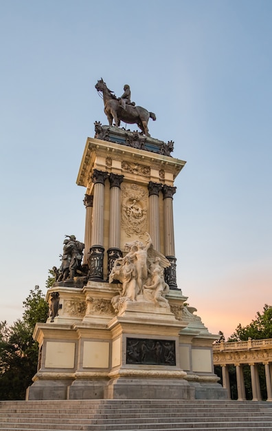 Photo monument d'alphonse xii dans le parc du buen retiro, madrid