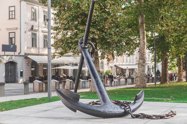 Monument d'ancrage dans le parc de la place du Congrès Ljubljana