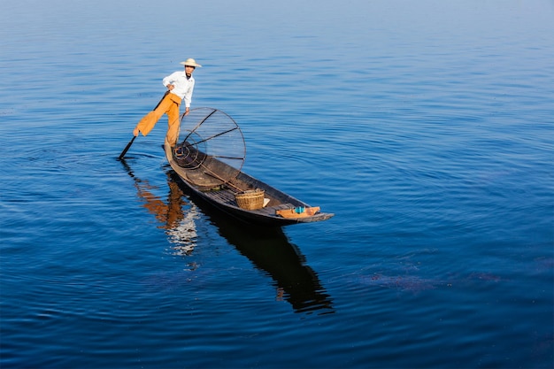 Monument d'attraction de voyage au Myanmar Pêcheur traditionnel birman au lac Inle Myanmar célèbre pour son style distinctif d'aviron à une jambe