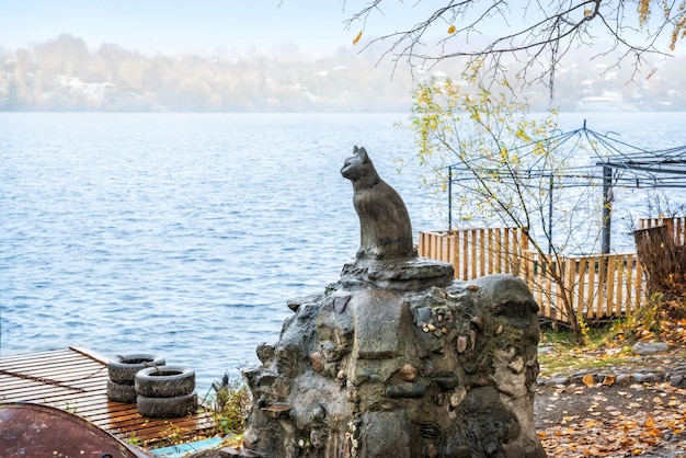 Monument au chat Muha à Plyos sur les rives de la Volga un jour de pluie d'automne