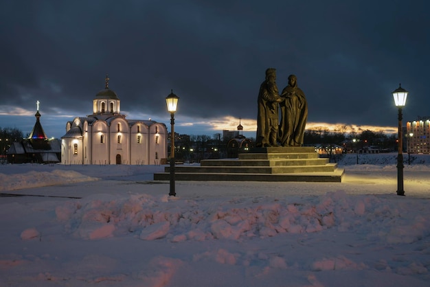 Monument au Prince Alexandre Nevski avec son épouse Vitebsk Princesse Alexandra Vitebsk Biélorussie