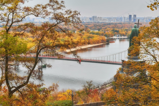 Monument au prince Vladimir le Baptiste à l'automne doré à Kiev