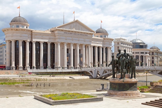 Monument des bateliers de Thessalonique et musée archéologique de Macédoine à Skopje