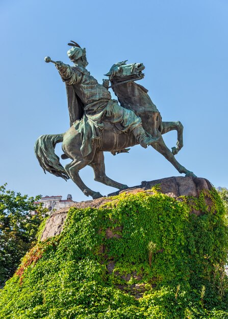 Monument à Bohdan Khmelnytsky sur la place Sainte-Sophie à Kiev, en Ukraine, par un matin d'été ensoleillé