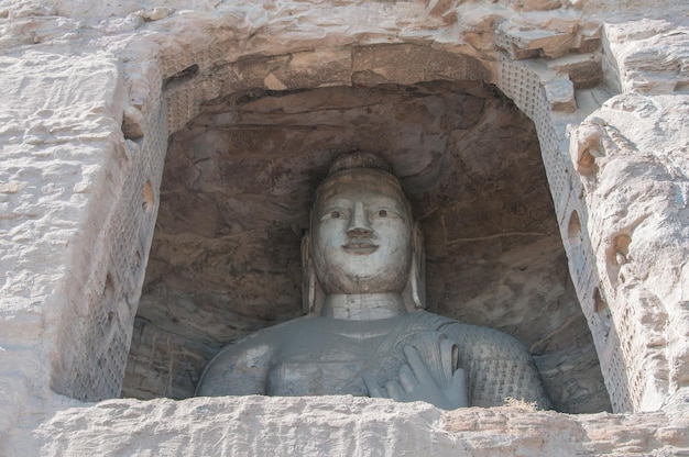 Photo monument de bouddha en pierre dans la grotte