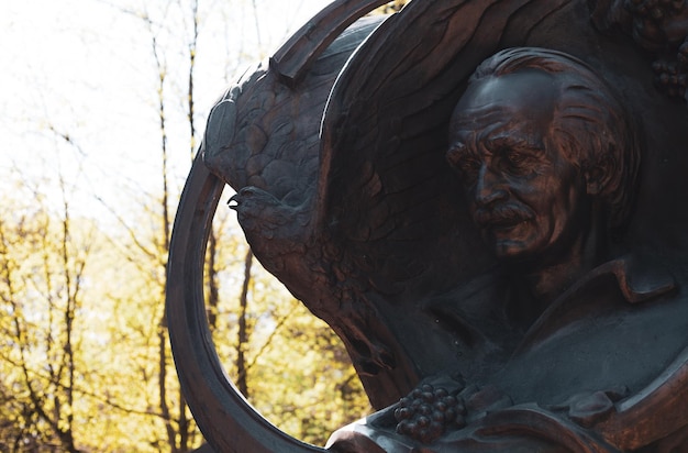 Monument en bronze sur le fond de la nature