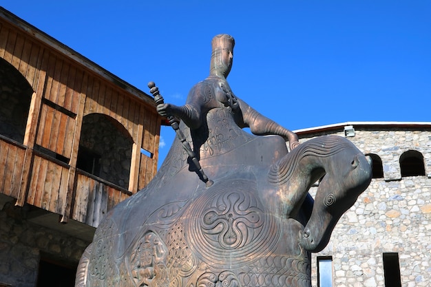 Monument en bronze de Tamar la grande la célèbre femme roi de Géorgie Mestia Town Géorgie