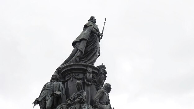 Monument à catherine ii sur un ciel nuageux arrière-plan saint-pétersbourg russie action vue inférieure d'un