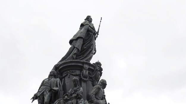 Photo monument à catherine ii sur fond de ciel nuageux saint-pétersbourg russie action vue inférieure d'un