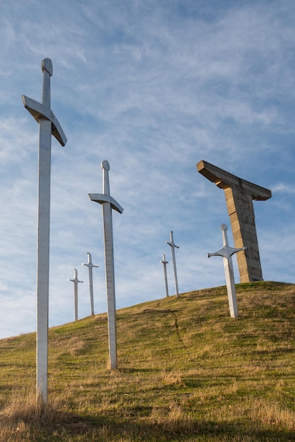 Monument de la célèbre bataille de Didgori avec des épées géantes et des sculptures histoire de la Géorgie