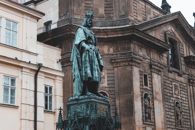 Monument à Charles IV sur la place des Croisés près du pont Charles dans la vieille ville de Prague