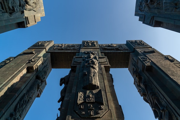 monument connu sous le nom de chronique de la géorgie ou mémorial de l'histoire de la géorgie, à tbilissi