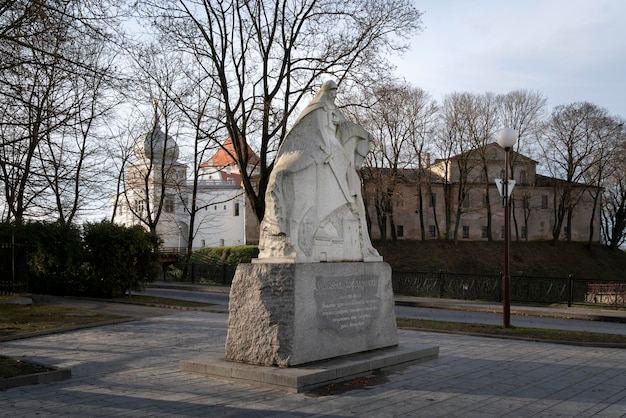 Monument à David Gorodensky sur les rues Zamkova et Gorodensky lors d'une journée ensoleillée Grodno Belarus