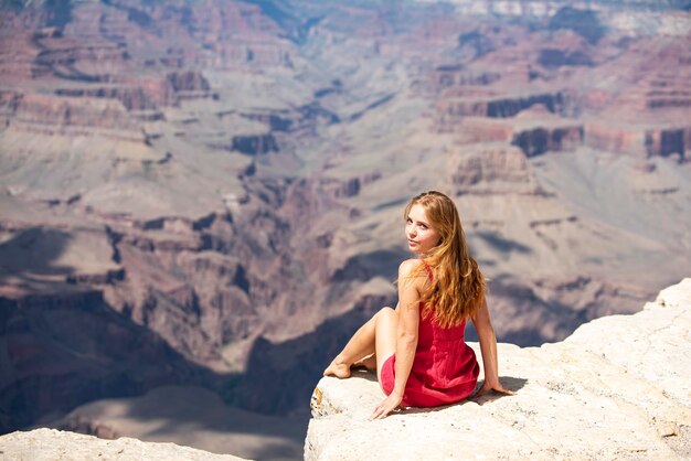 Monument du Grand Canyon Femme insouciante sur le canyon Jeune femme profitant de la vue Concept de voyage et d'aventure