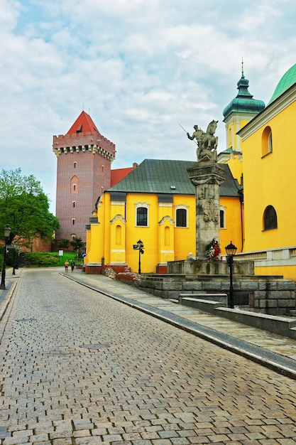 Monument du Régiment d'Uhlans et Château Royal de Poznan et personnes en arrière-plan, Pologne.