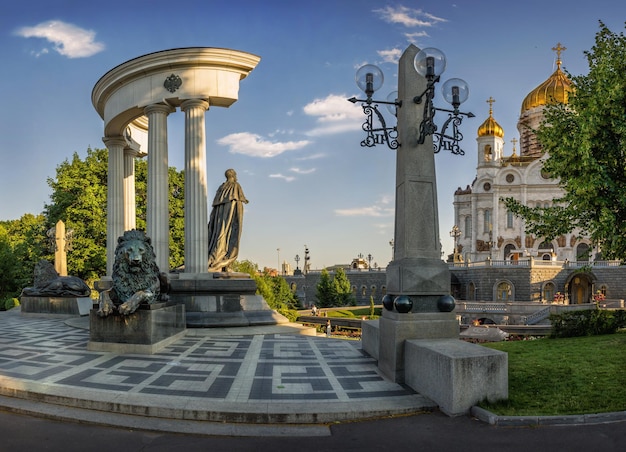 Un monument à l'empereur Alexandre et à la cathédrale du Christ Sauveur dans le centre de Moscou