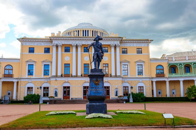 Monument à l'empereur Paul 1er devant le palais de Pavlovsk Russie Inscription sur socle à l'empereur Paul 1er fondateur de Pavlovsk 1872