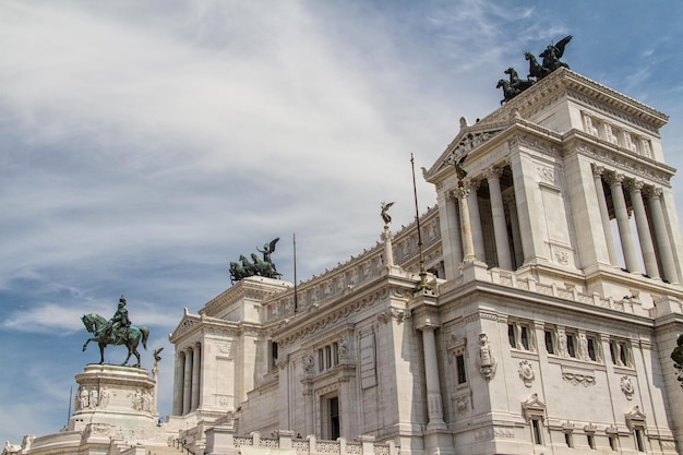 Monument équestre à Victor Emmanuel II près de Vittoriano à jour à Rome Italie