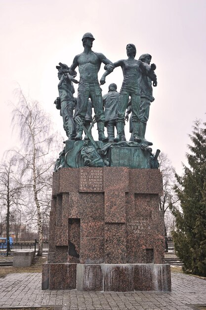 Monument des équipes de construction étudiantes près du bâtiment de l'Université d'État de Moscou à Moscou