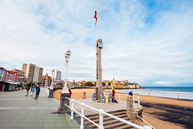 Monument de La Escalerona sur la promenade de la plage de San Lorenzo dans le centre de la ville de Gijon dans les Asturies, Espagne