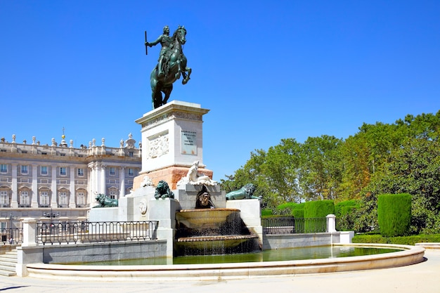 Monument de Felipe IV (a été ouvert en 1843) sur la Plaza de Oriente à Madrid, Espagne.