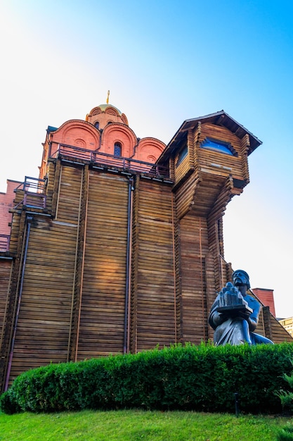 Monument à Iaroslav le Sage devant la porte dorée de Kiev Ukraine