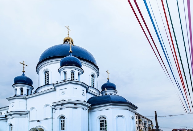 Un monument d'importance locale et un temple de l'Église orthodoxe d'Ukraine à Jytomyr. Une belle vue sur une église aux coupoles bleues sur fond de ciel pur.