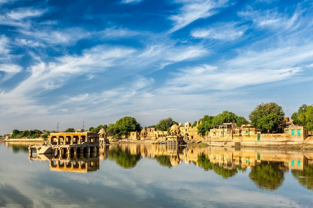 Monument indien Gadi Sagar au Rajasthan