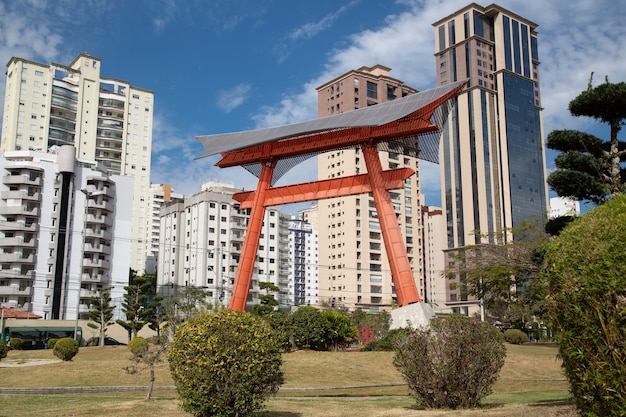 Le monument japonais a deux colonnes représentant les fondations qui soutiennent le ciel