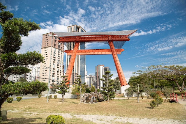 Le monument japonais a deux colonnes représentant les fondations qui soutiennent le ciel