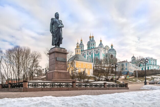 Monument à Kutuzov près de la cathédrale de l'Assomption à Smolensk sous le ciel bleu du printemps