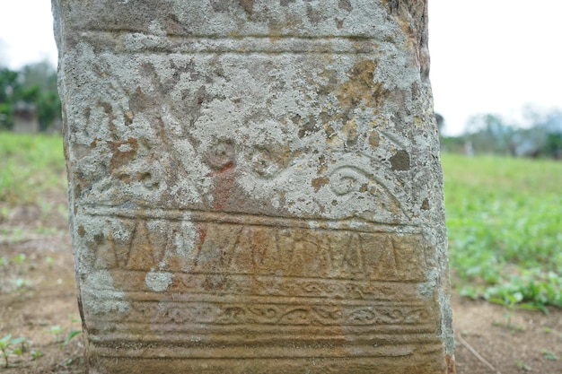 Photo monument mégalithique de menhir situé dans l'ouest de sumatra en indonésie