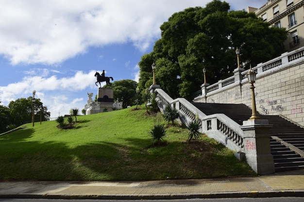 Monument métallique dans le parc de la ville Buenos Aires Argentine