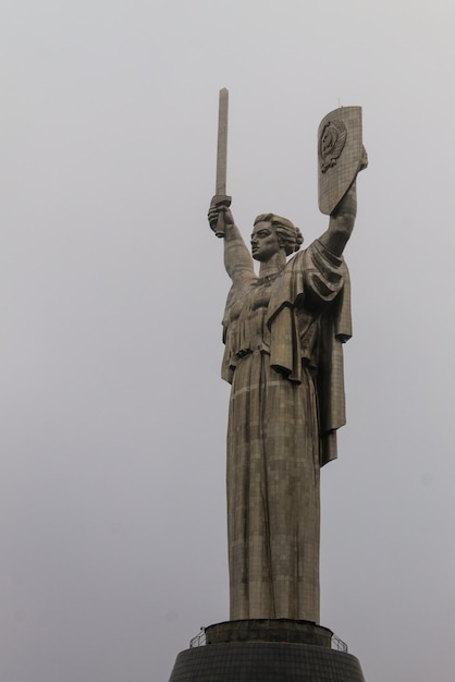 Monument de la patrie au Musée national de l'histoire de l'Ukraine pendant la Seconde Guerre mondiale. Complexe commémoratif à Kiev, Ukraine. La statue en acier inoxydable mesure 62 m (203 pi)