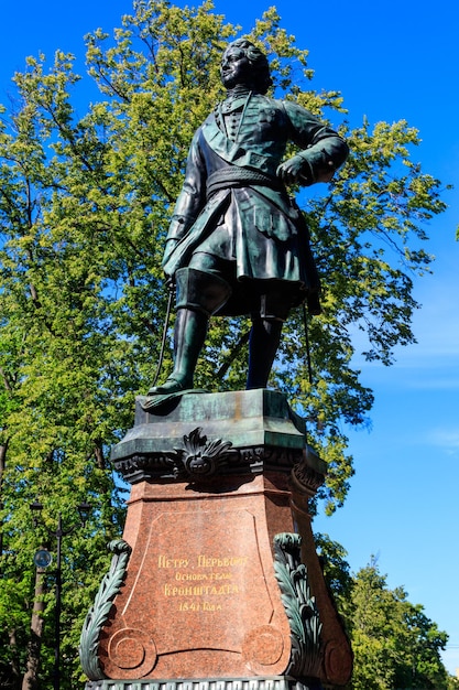 Monument à Pierre le Grand à Cronstadt Russie Inscription Pierre le premier le fondateur de Cronstadt 1841