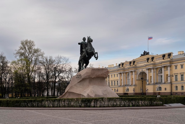 Monument à Pierre sur la place du Sénat et le bâtiment du Sénat et du Synode St Petersburg Russie