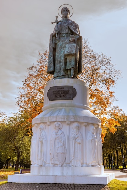 Photo monument à la princesse olga avec son fils le prince vladimir svyatoslavich au centre de pskov russie