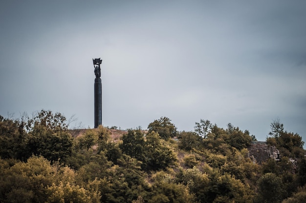 Monument de renommée à Jytomyr Paysage de nuages blancs