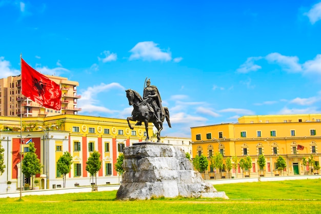 Monument à Skanderbeg sur la place Scanderbeg dans le centre de Tirana, Albanie