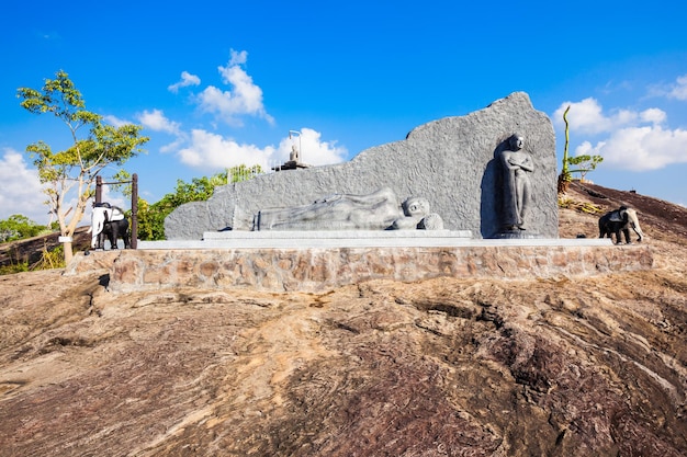 Monument et statue de Bouddha au temple de Buddangala Rajamaha Viharaya ou au monastère de Buddangala. C'est un temple et un monastère bouddhistes à Ampara, au Sri Lanka.