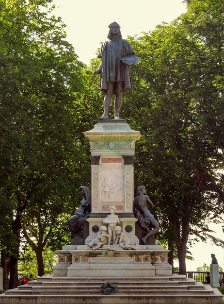 Monument Urbino Raphaël