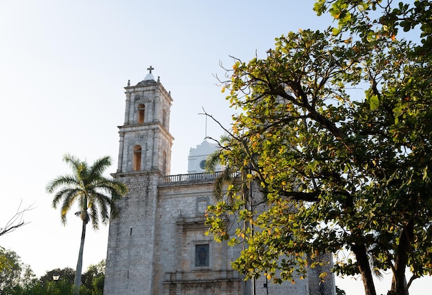 Monument de Valladolid parmi les palmiers et les arbres du Yucatan au Mexique