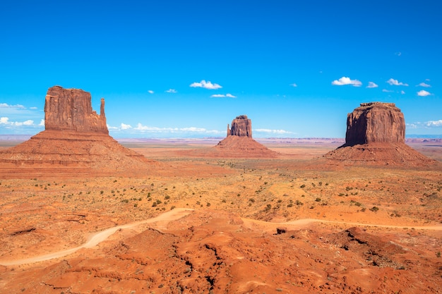 Monument valley sous le ciel bleu