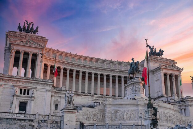 Monument à Victor Emmanuel II avec des drapeaux italiens Rome Italie