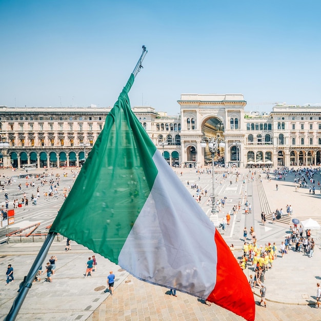 Monument Vittorio Emanuele II à Milan Italie avec drapeau italien