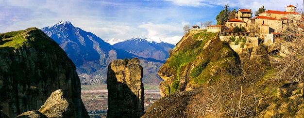 Monuments de la Grèce - Météores uniques avec des monastères suspendus sur des rochers