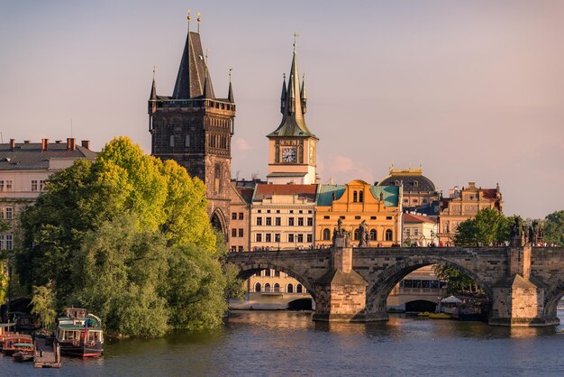 Photo les monuments historiques de prague sont le pont charles ou karlov most et la tour du pont république tchèque prague