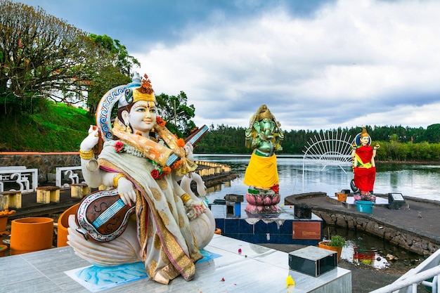 Photo monuments de l'île maurice - temple hindou du grand bassin près du lac