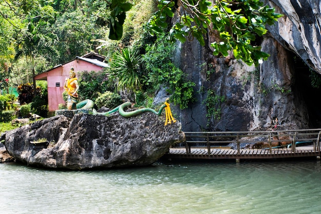 Monuments nature lieu tham nam yen à Khao Chaison source chaude et étangs d'eau froide et statue de divinité pour les thaïlandais et les voyageurs étrangers voyage voyage visite dans la grotte de Phatthalung Thaïlande